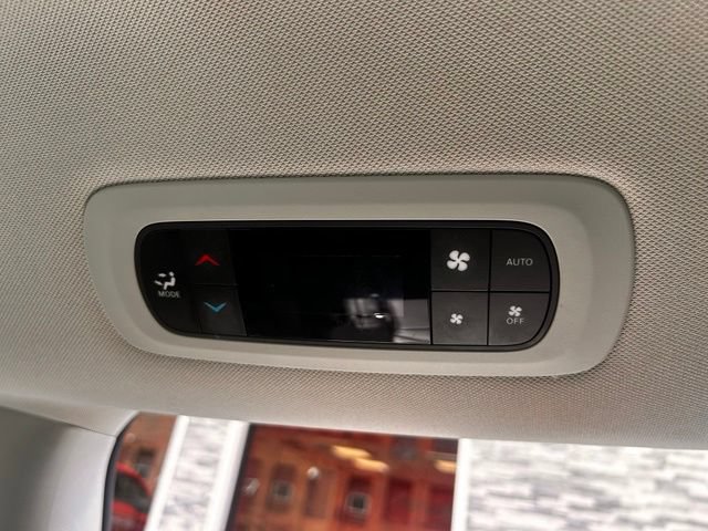 Used 2023 Chrysler Pacifica Touring-L FWD image 15