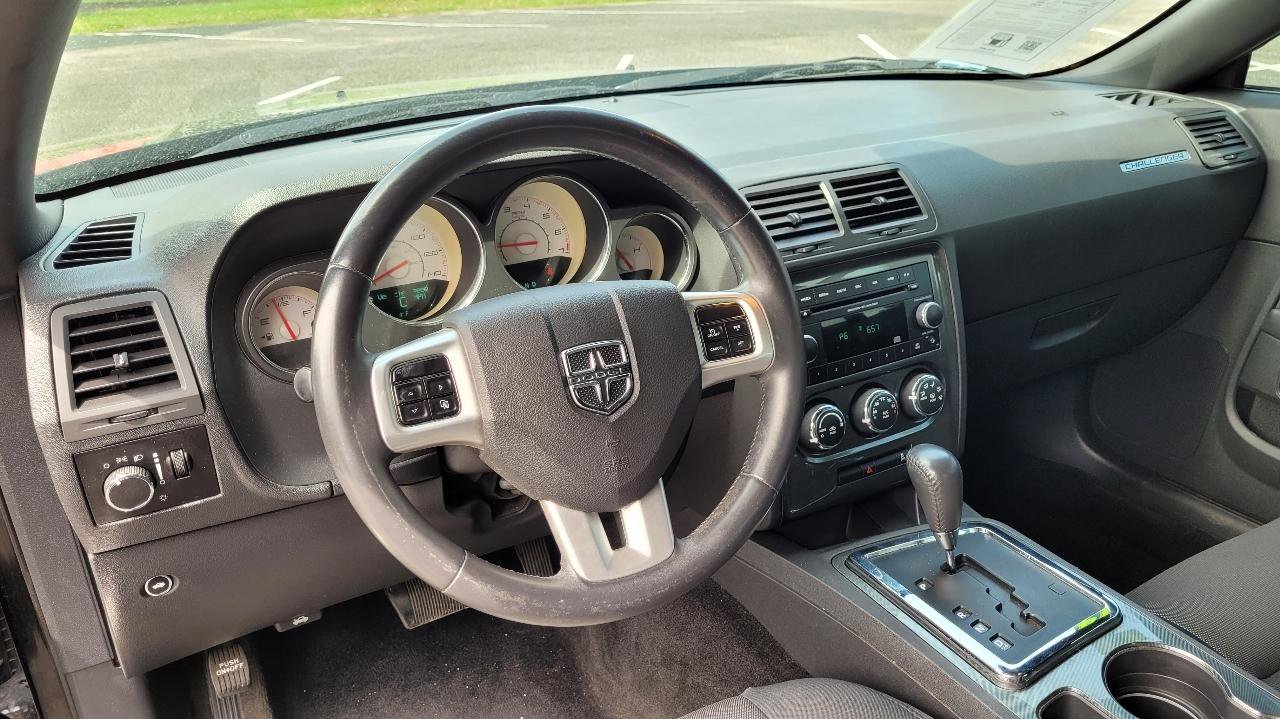 Used 2014 Dodge Challenger SXT RWD image 13