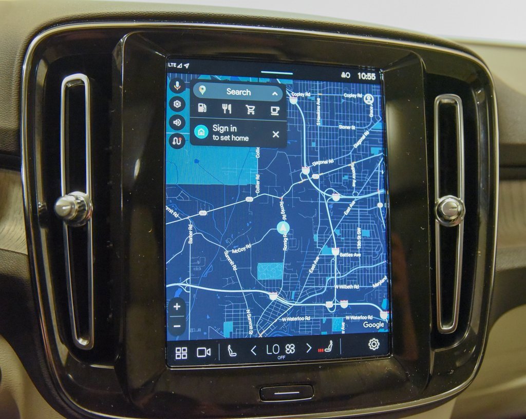 Used 2024 Volvo XC40 B5 Plus image 2