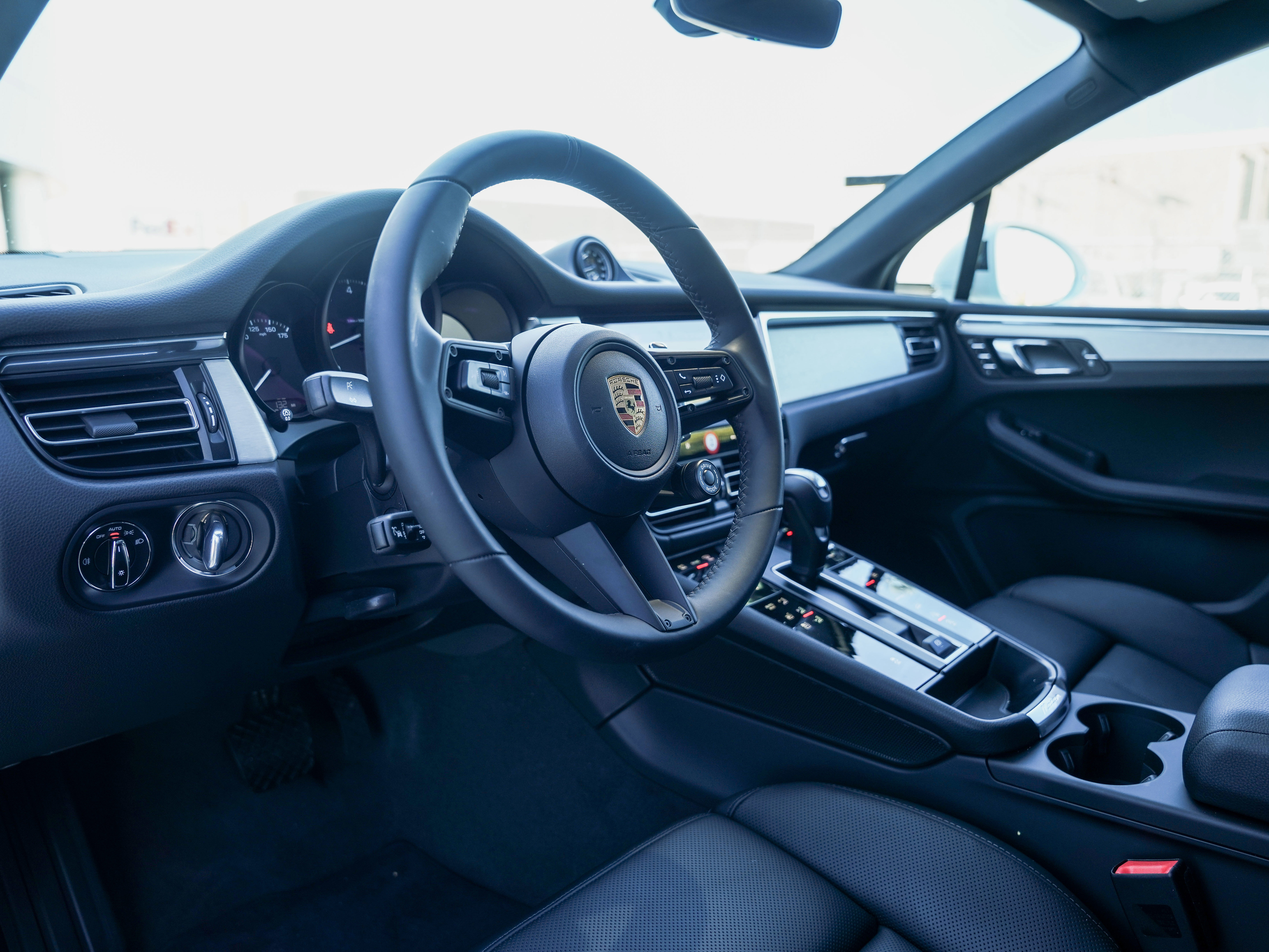Certified 2026 Porsche Macan AWD/4WD image 4