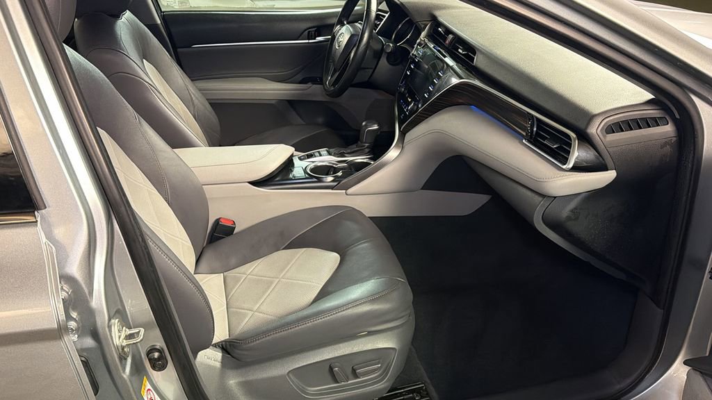 Used 2018 Toyota Camry XLE image 8