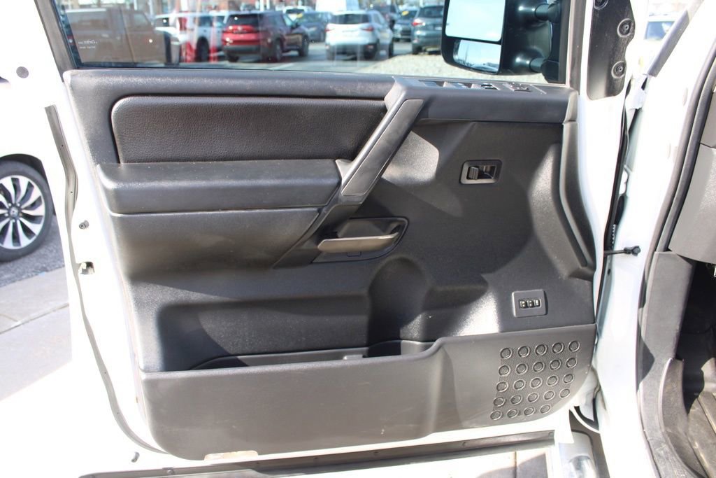 Used 2013 Nissan Titan SL w/ Moonroof Pkg image 18