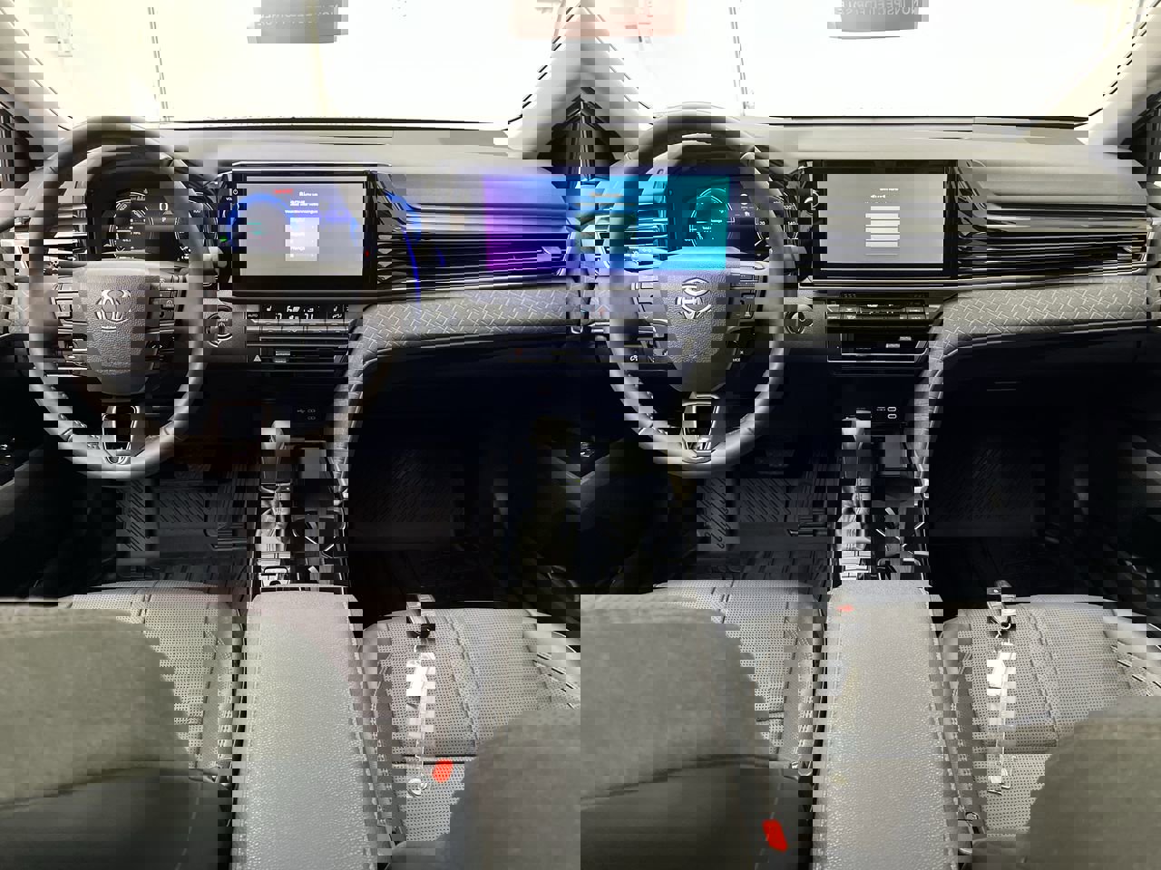 Used 2025 Toyota Camry XLE image 4