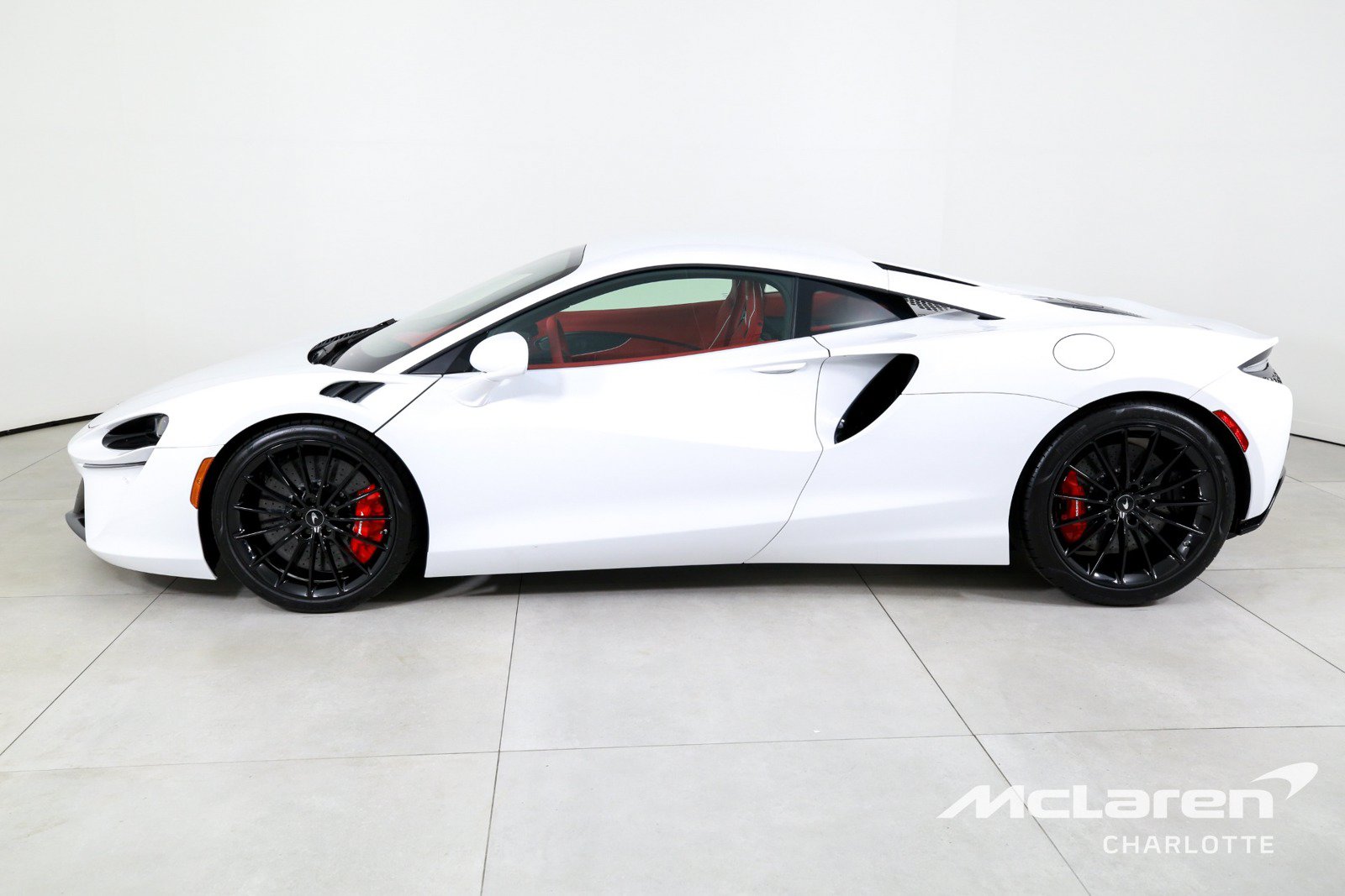 Used 2025 McLaren Artura RWD image 6