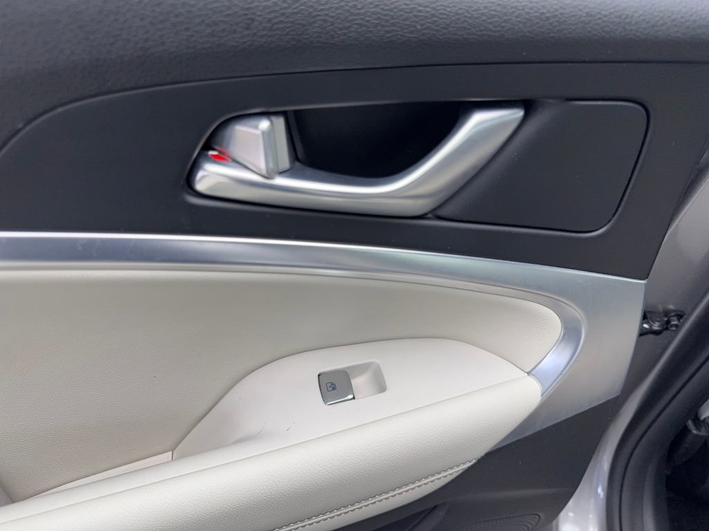 Used 2025 Genesis G70 2.5T image 38