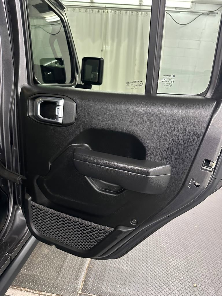 Used 2022 Jeep Gladiator Willys image 37