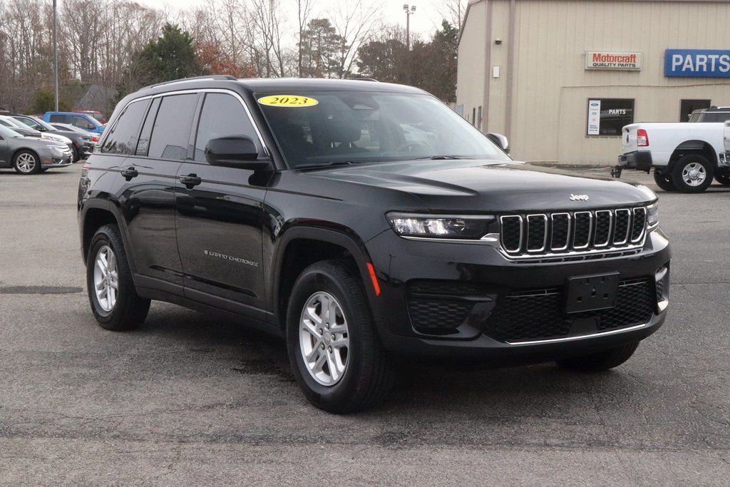 Used 2023 Jeep Grand Cherokee Laredo AWD/4WD image 3