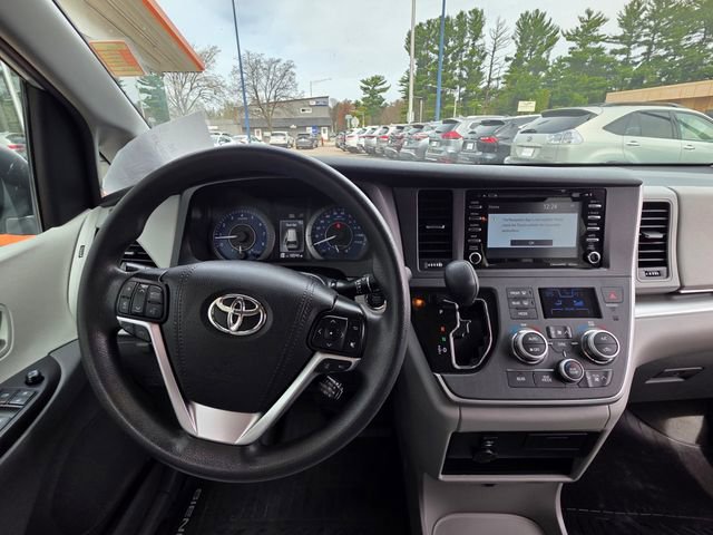 Used 2020 Toyota Sienna LE w/ LE Preferred Package FWD image 20