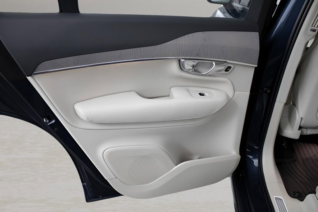 Certified 2025 Volvo XC90 B6 Plus w/ Protection Package Premier image 21