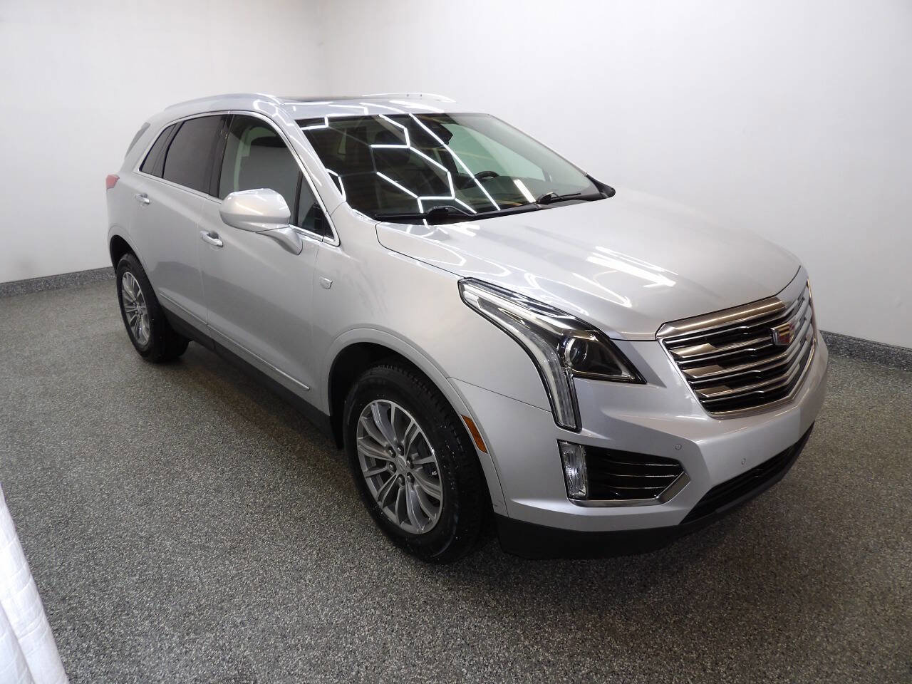 Used 2017 Cadillac XT5 Luxury w/ Driver Awareness Package AWD/4WD image 3