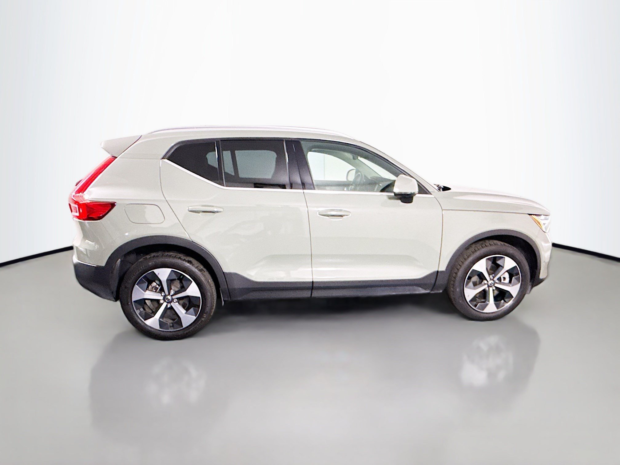 Used 2023 Volvo XC40 B5 Plus w/ Protection Package Premier AWD/4WD image 11