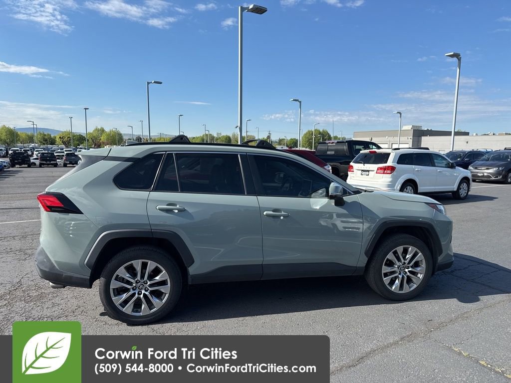 Used 2022 Toyota RAV4 XLE Premium AWD/4WD image 7