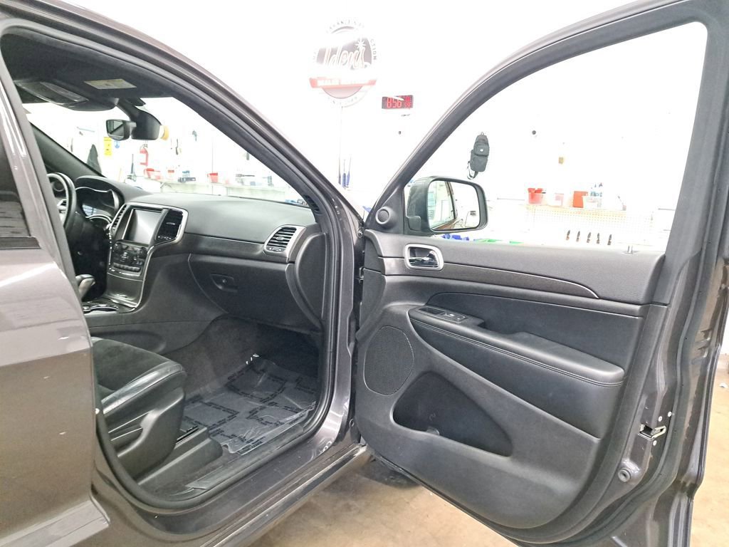 Used 2018 Jeep Grand Cherokee Altitude image 16