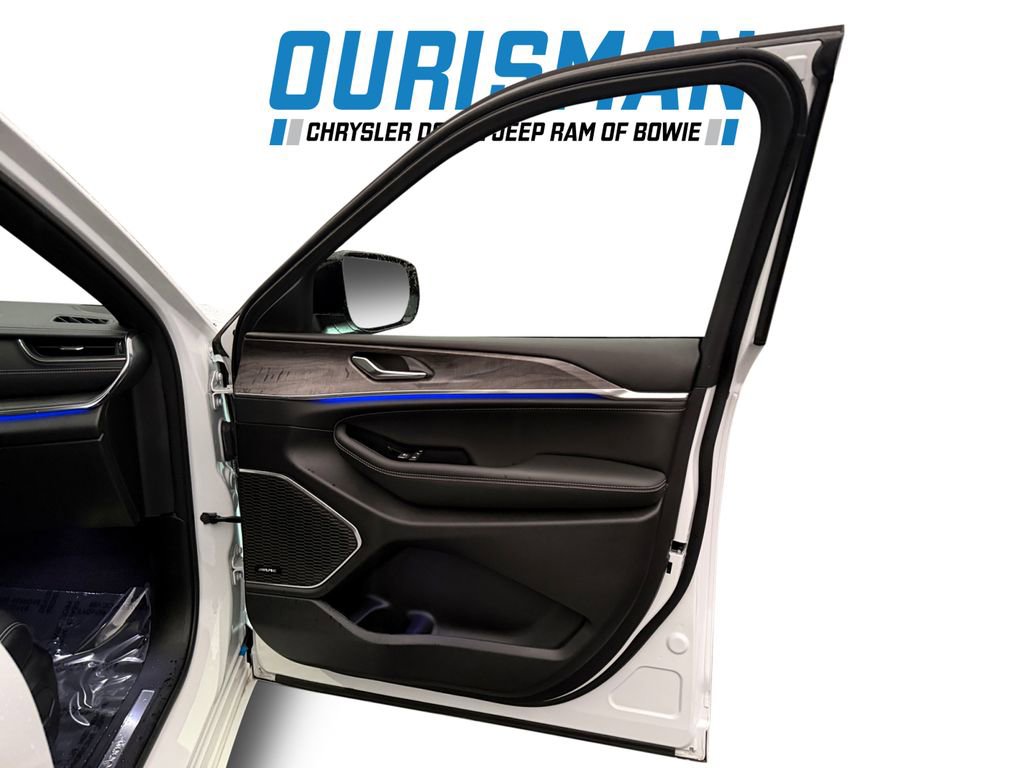 Used 2024 Jeep Grand Cherokee Overland image 16