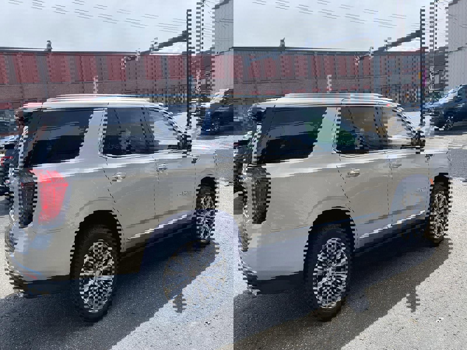 Used 2021 GMC Yukon Denali w/ Denali Premium Package image 11