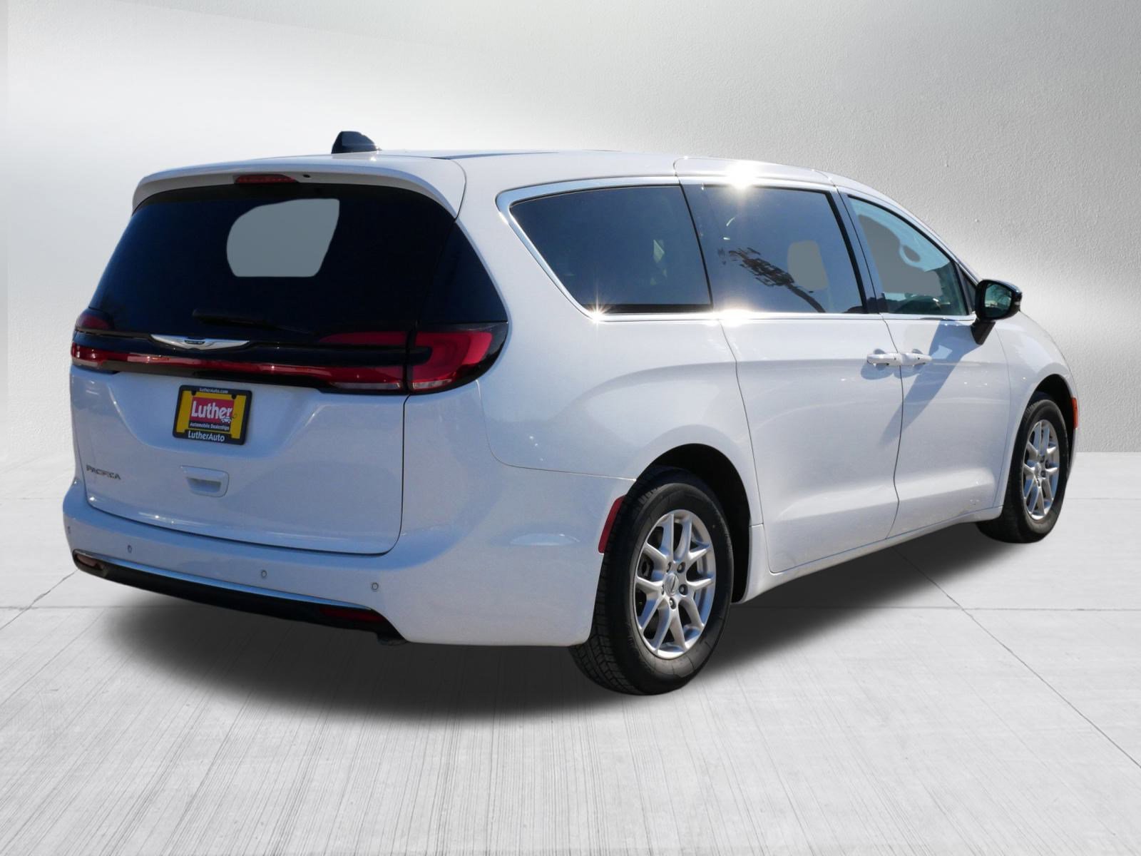 Used 2024 Chrysler Pacifica Touring-L FWD image 5