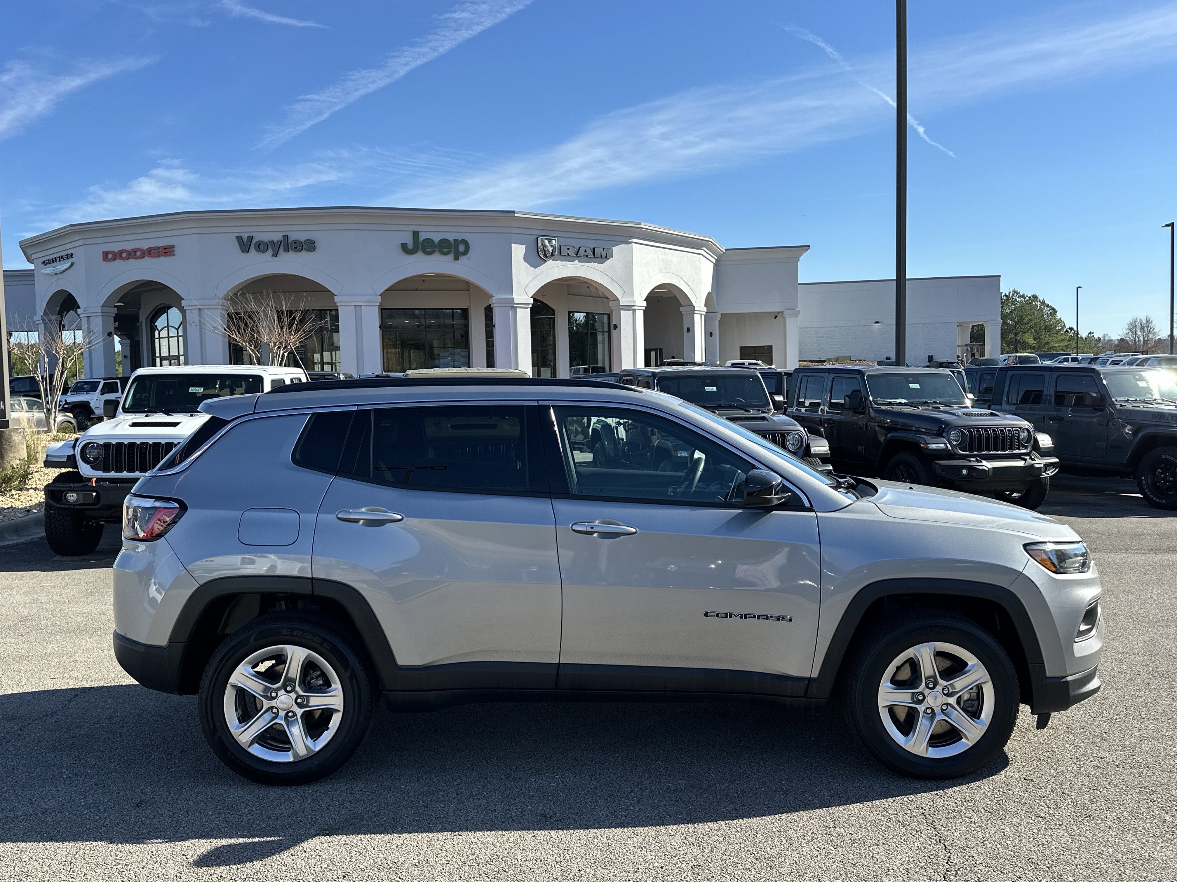 Used 2024 Jeep Compass Latitude image 8