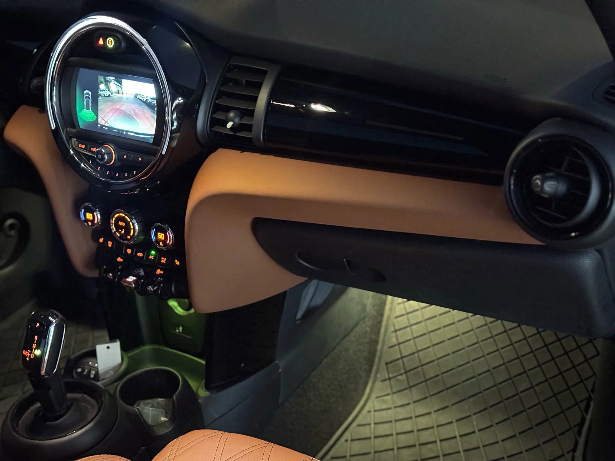 Used 2021 MINI Cooper 2-Door Hardtop w/ Signature Upholstery Package image 47