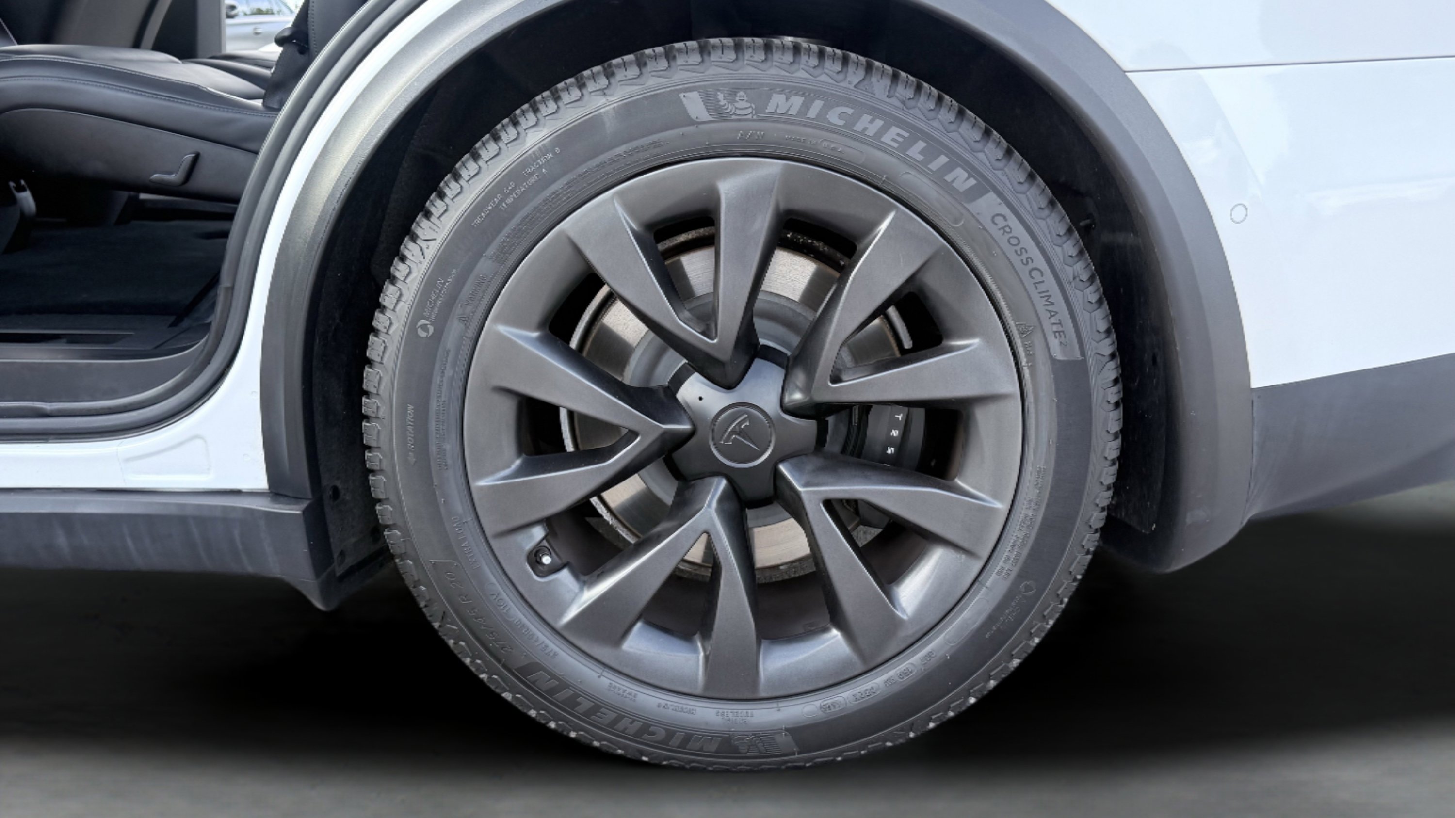 Used 2022 Tesla Model X Plaid image 25