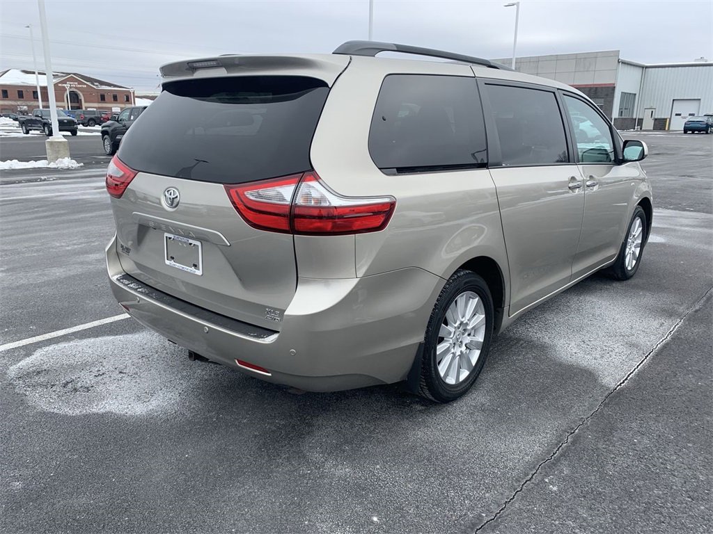 Used 2017 Toyota Sienna XLE Premium image 8