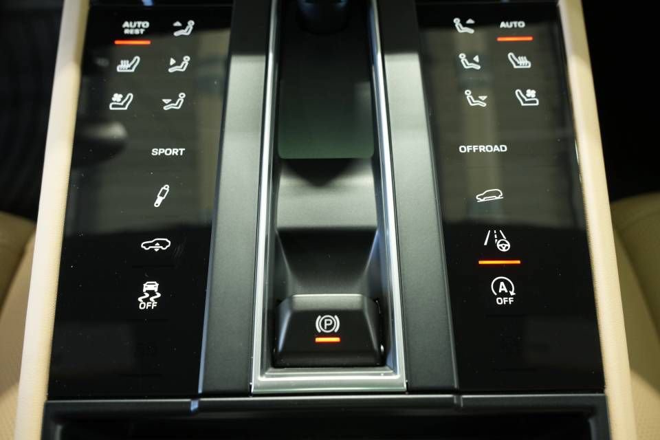 Certified 2026 Porsche Macan AWD/4WD image 22
