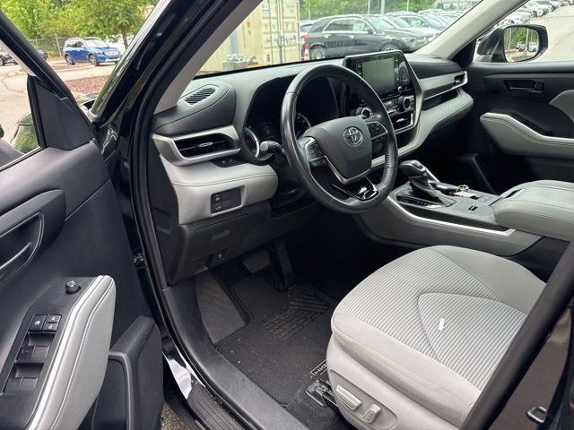 Used 2020 Toyota Highlander LE FWD image 16