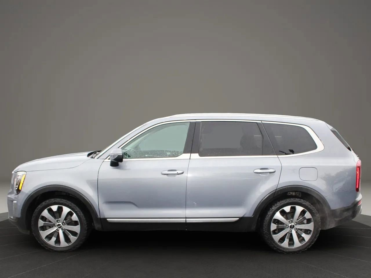 Used 2022 Kia Telluride S image 2