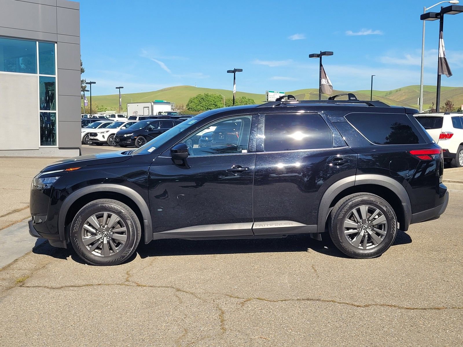 Used 2024 Nissan Pathfinder SV image 7