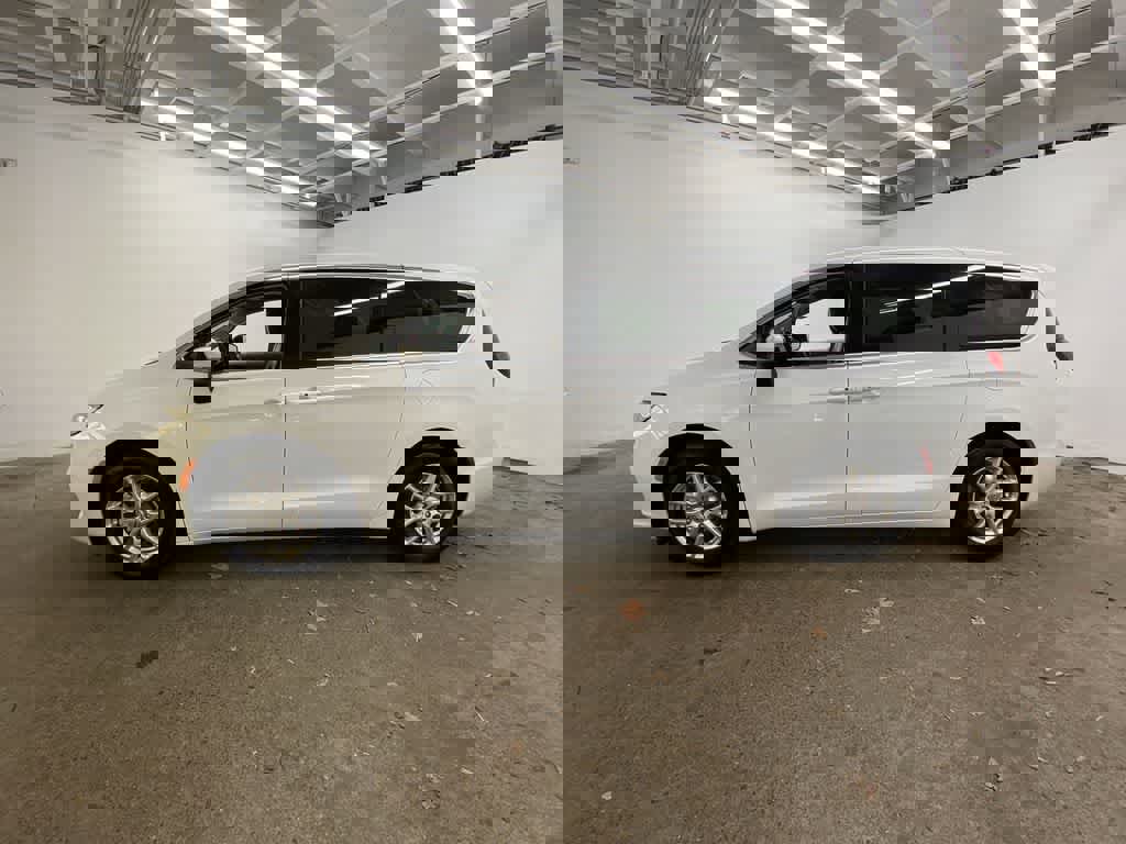 Used 2023 Chrysler Pacifica Touring-L image 3