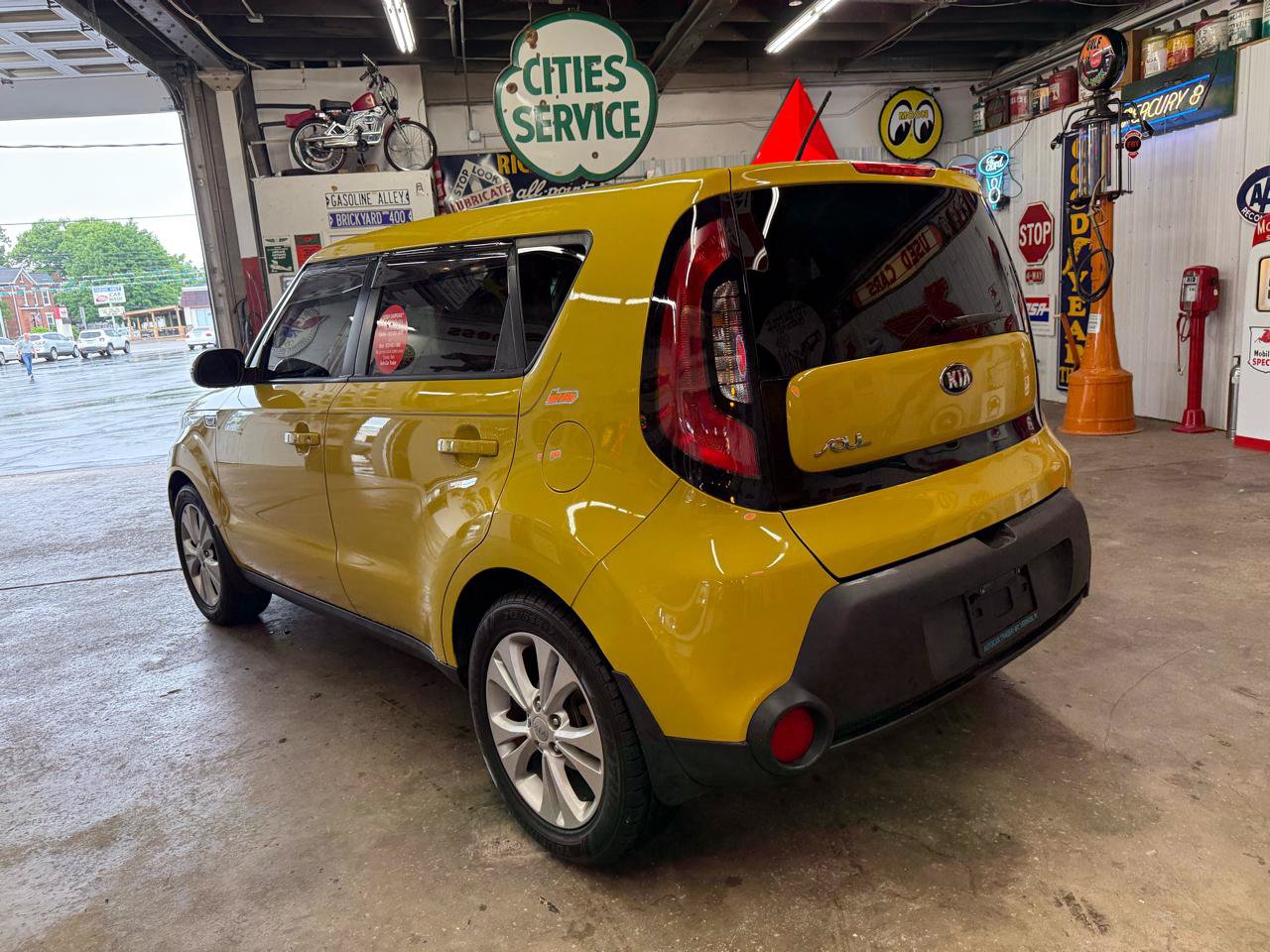 Used 2014 Kia Soul + FWD image 3