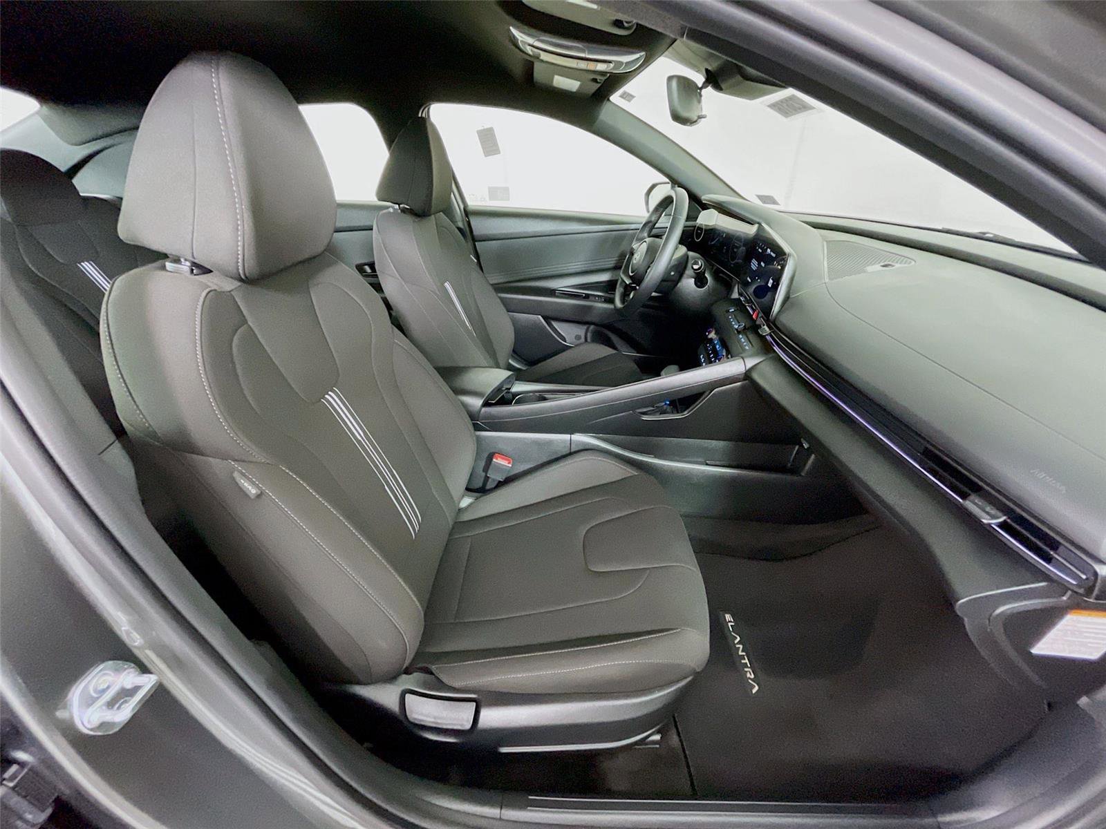 Certified 2025 Hyundai Elantra SEL FWD image 29