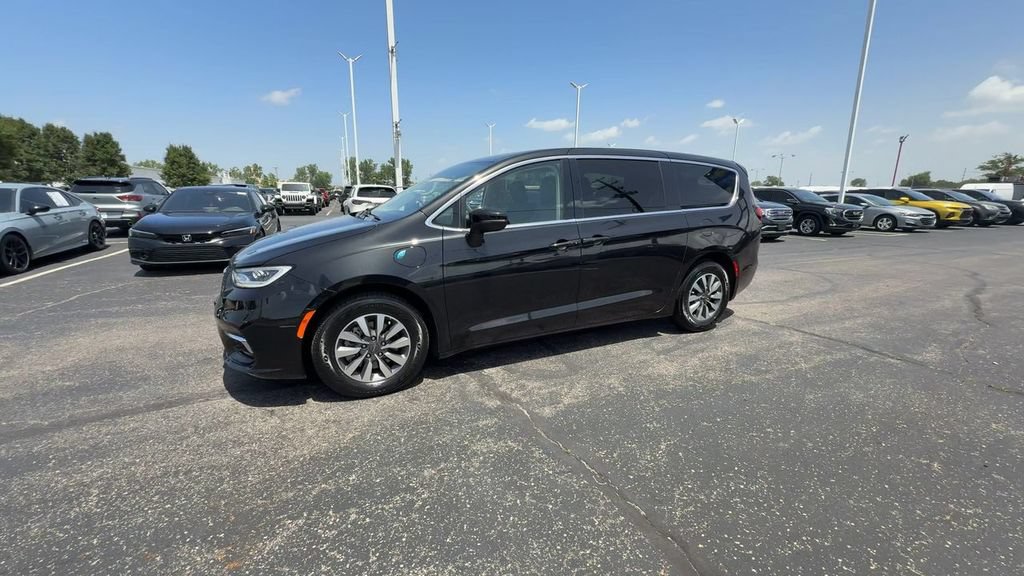 Used 2023 Chrysler Pacifica Touring-L FWD image 4