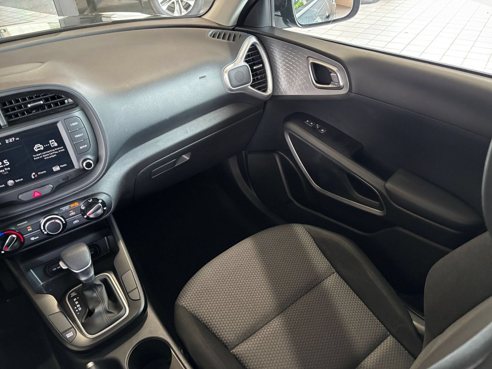 Used 2025 Kia Soul LX w/ LX Technology Package FWD image 32