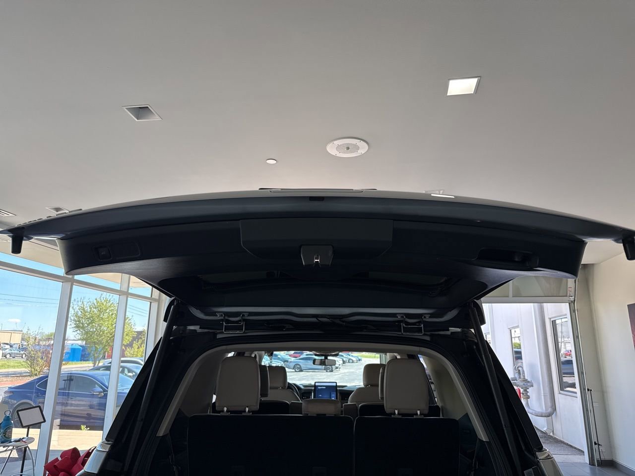 Used 2024 Ford Expedition Limited image 12