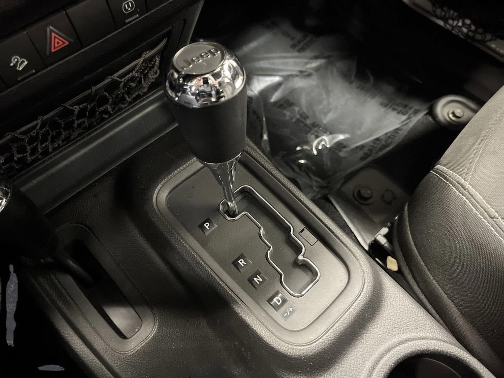 Used 2016 Jeep Wrangler Unlimited Rubicon image 18