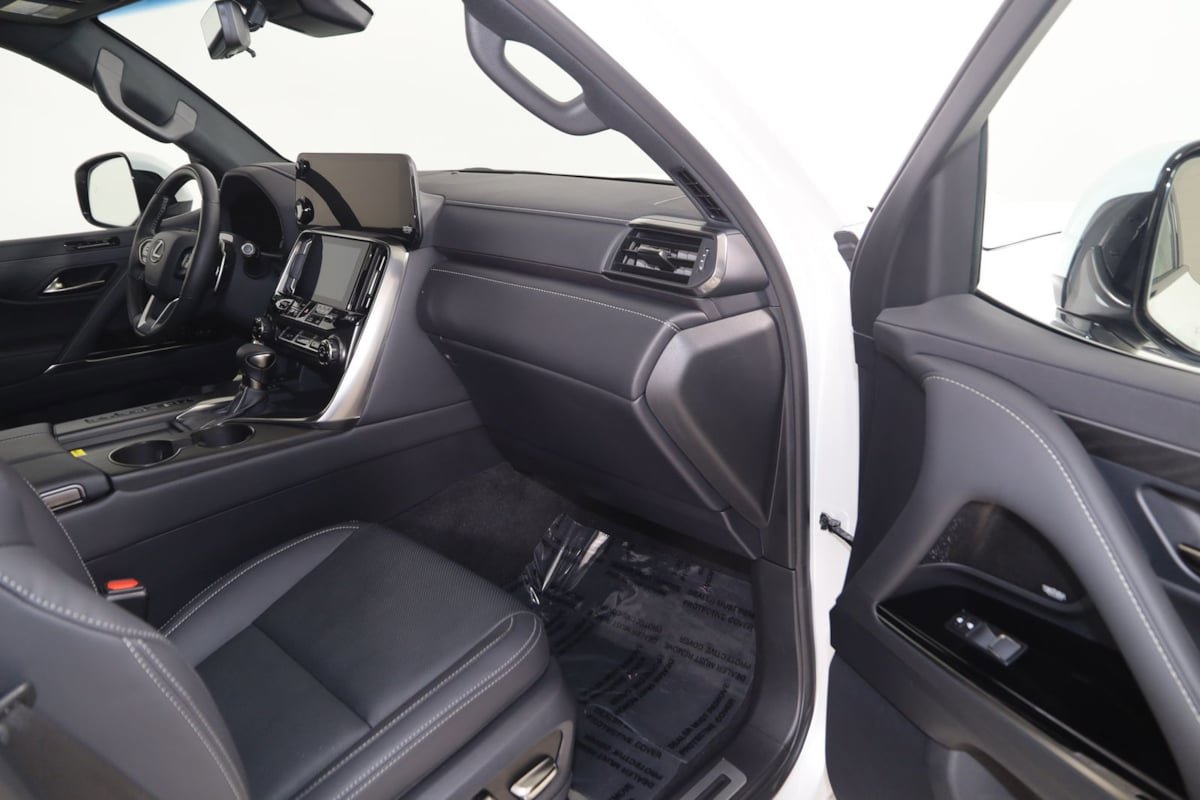 Used 2025 Lexus LX 600 4WD w/ Luxury Package image 51