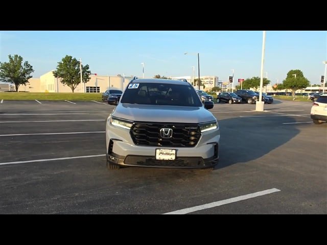 Used 2025 Honda Pilot Black Edition image 3