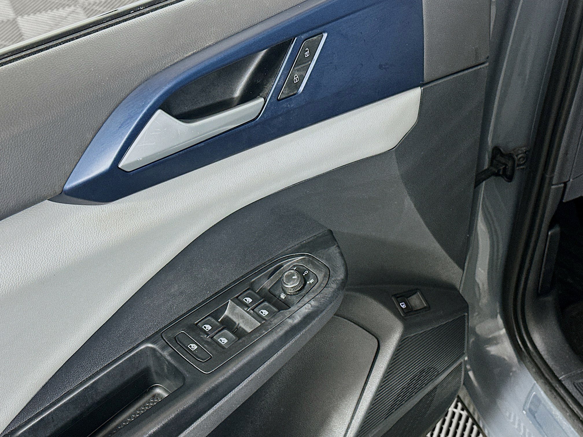 Used 2022 Volkswagen Taos SE w/ Panoramic Sunroof Package FWD image 15