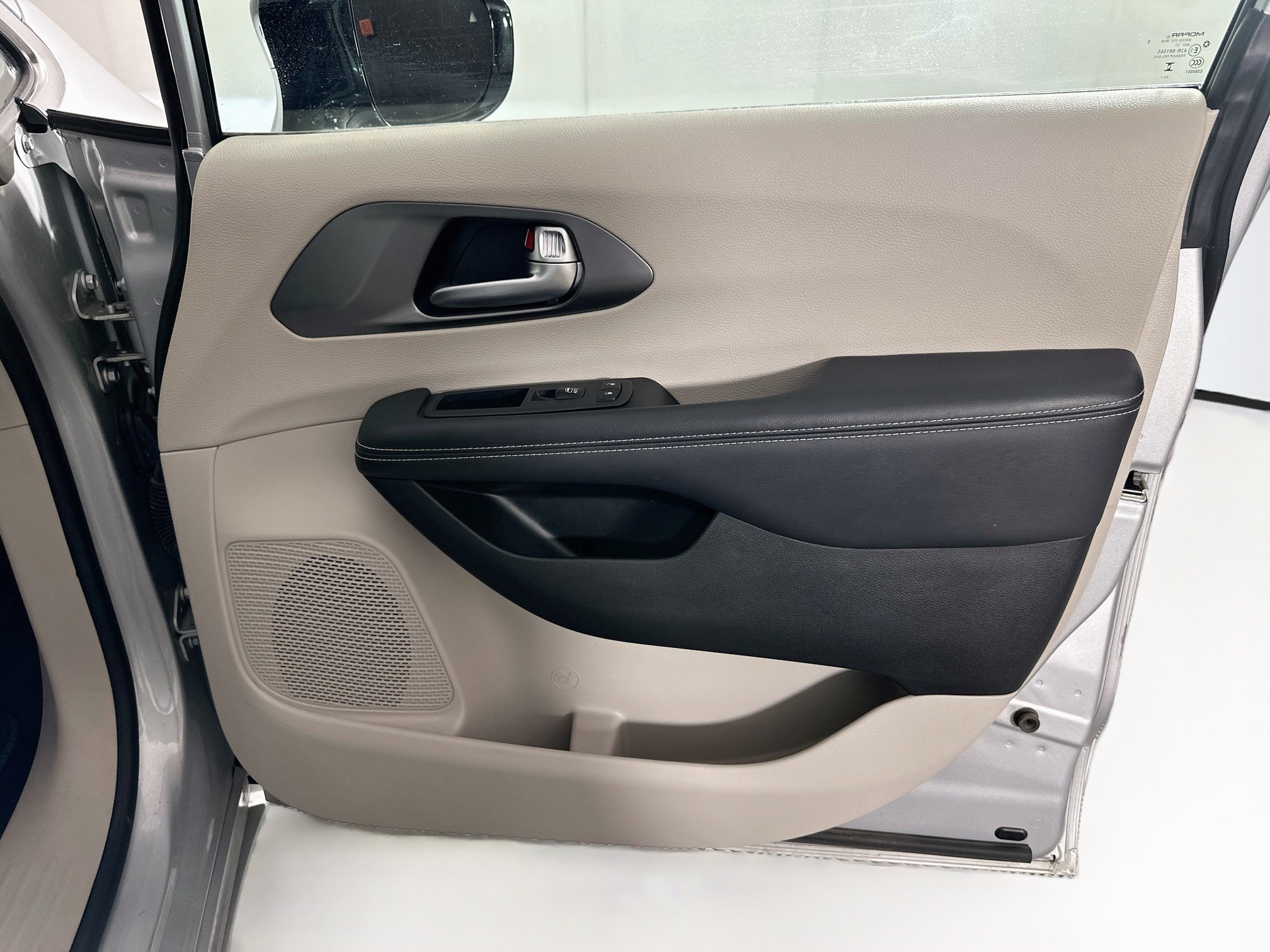Used 2024 Chrysler Pacifica Touring-L FWD image 31