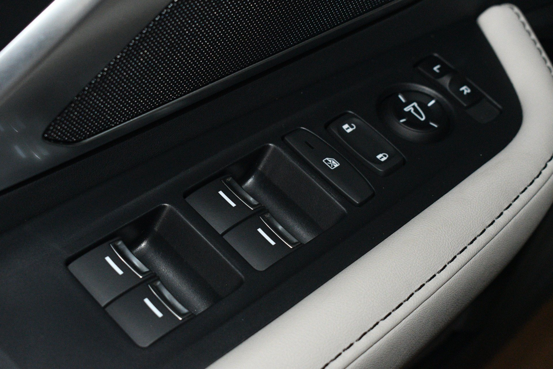 Used 2025 Acura RDX SH-AWD image 40