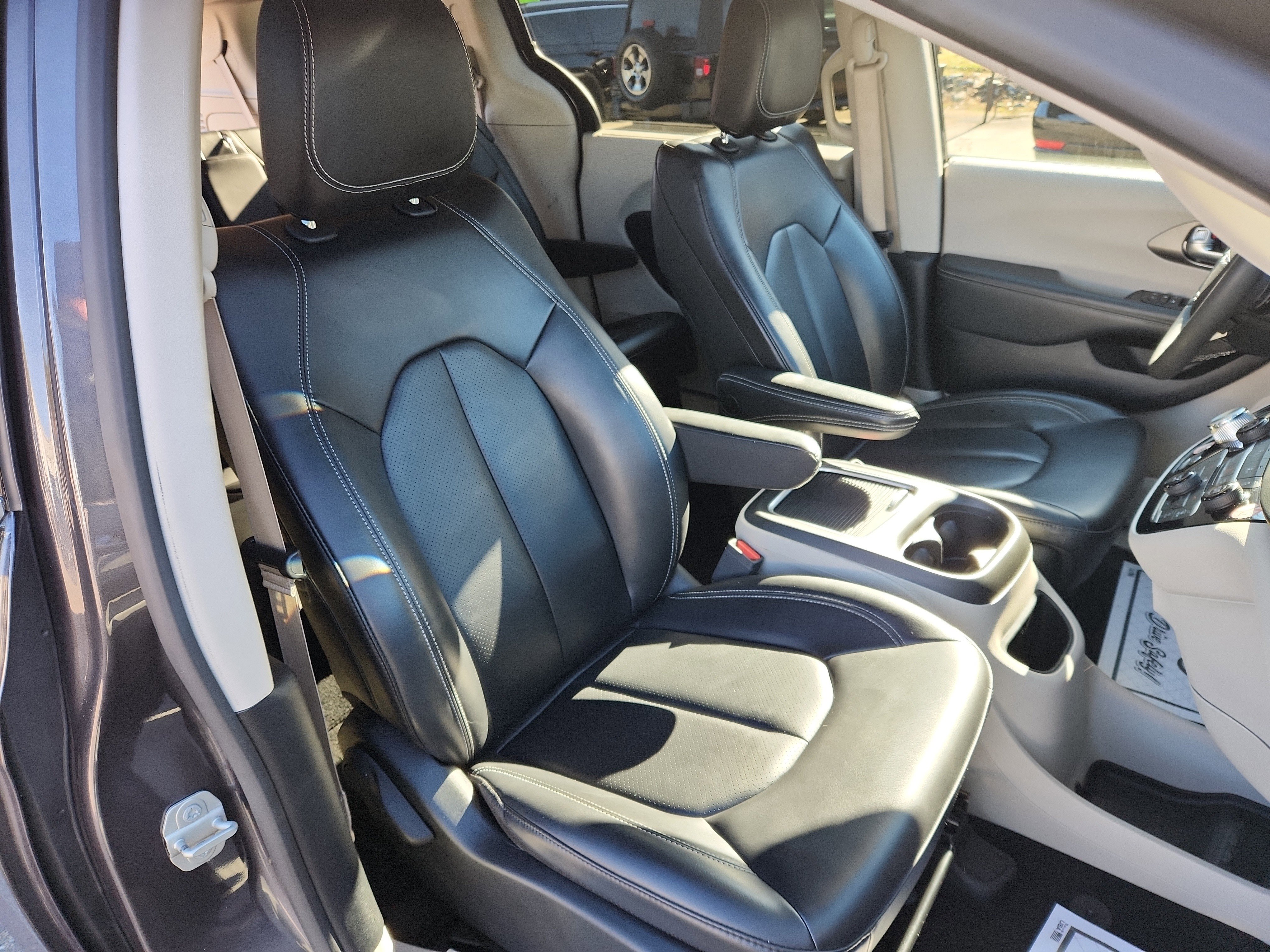 Used 2023 Chrysler Pacifica Touring-L image 33