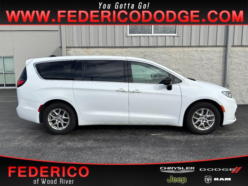 Used 2024 Chrysler Pacifica Touring-L FWD image 1