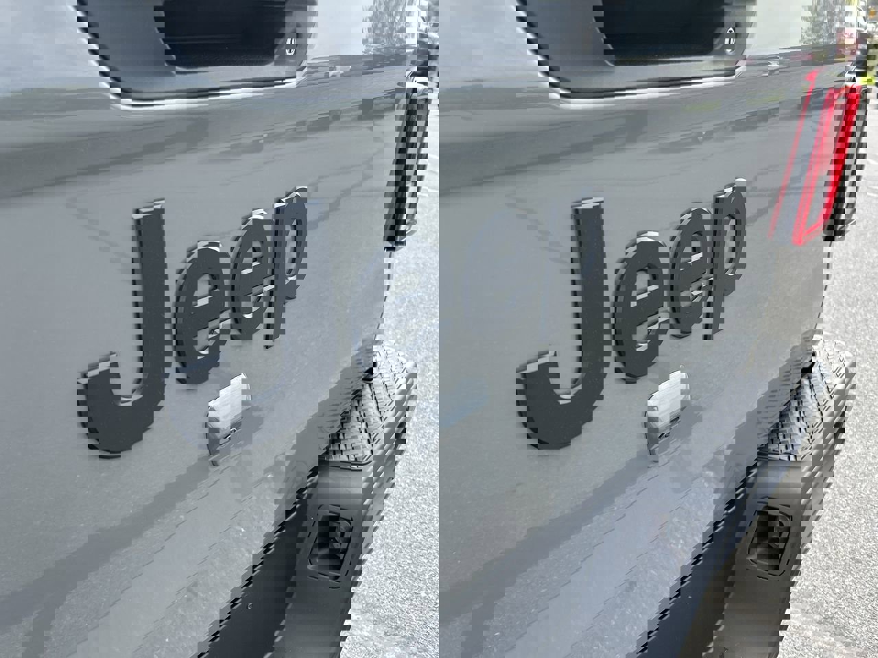 Used 2022 Jeep Gladiator Sport AWD/4WD image 11