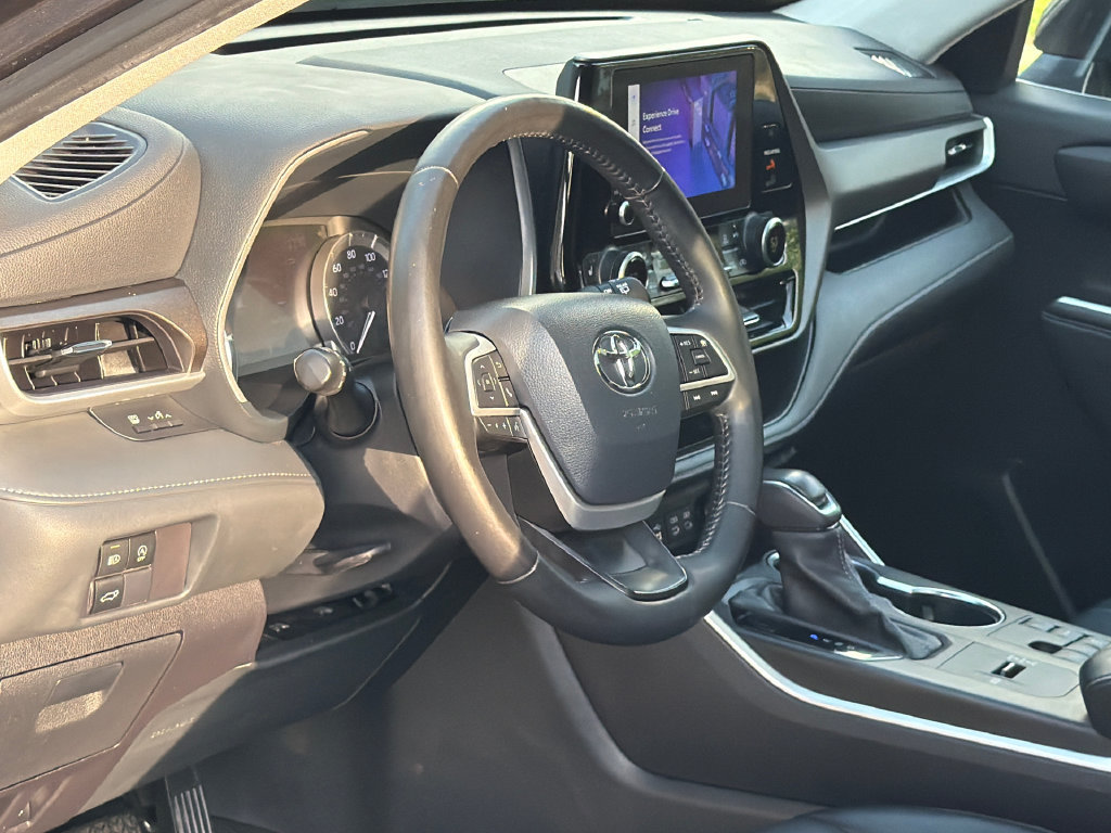 Used 2023 Toyota Highlander XLE FWD image 16