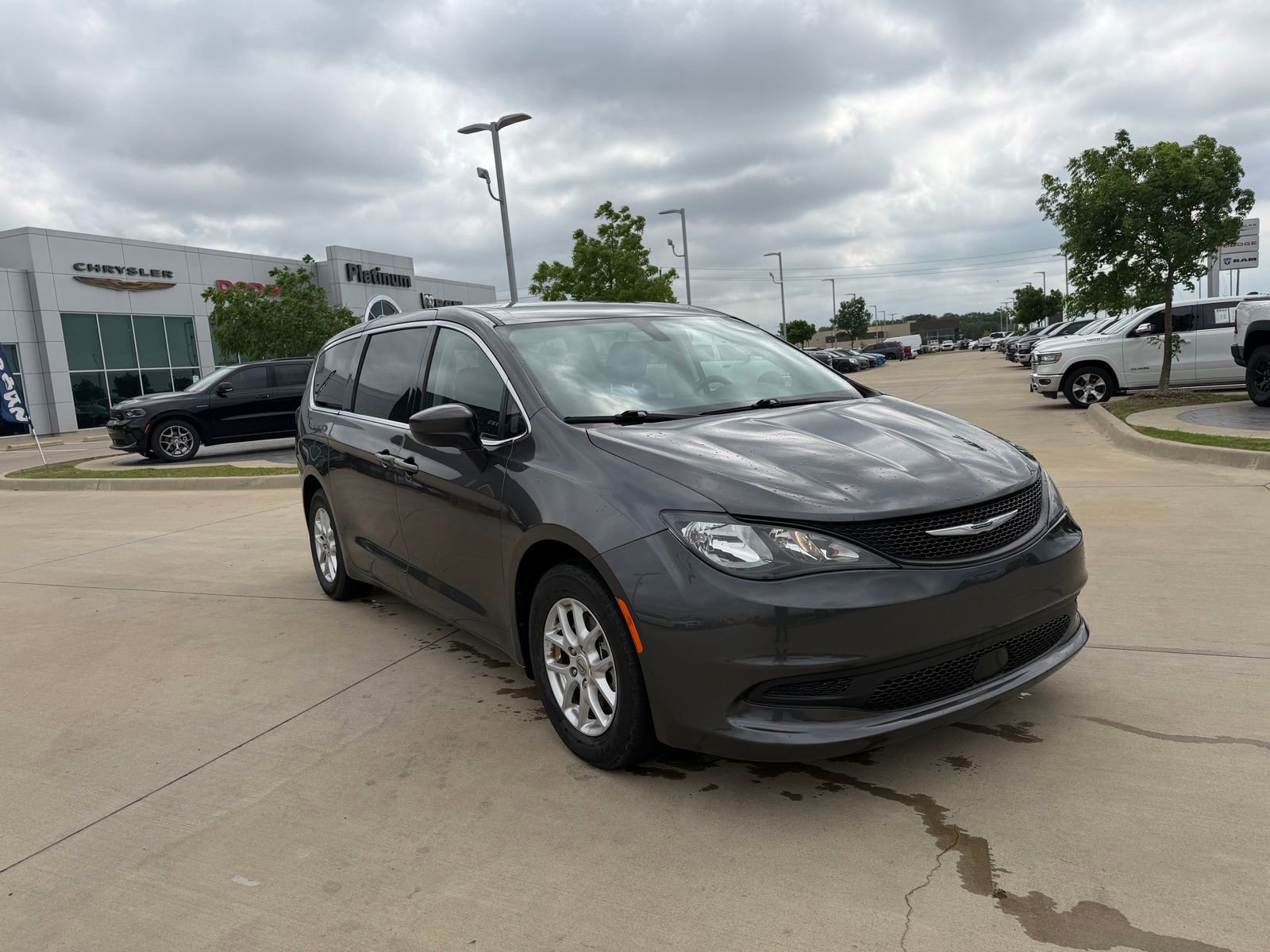 Used 2022 Chrysler Voyager LX image 7