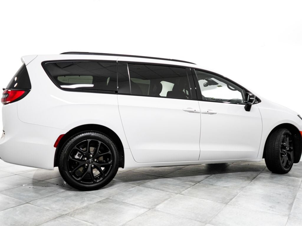 New 2027 Chrysler Pacifica Limited w/ S Appearance Package AWD/4WD image 7