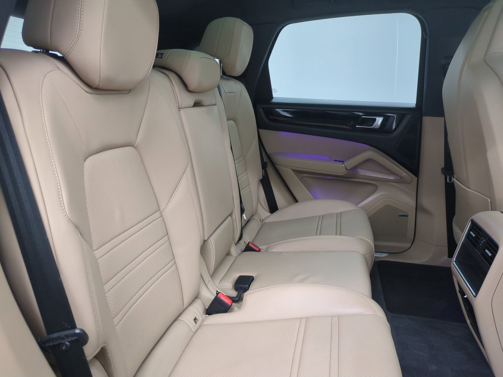 Certified 2023 Porsche Cayenne Platinum Edition image 24