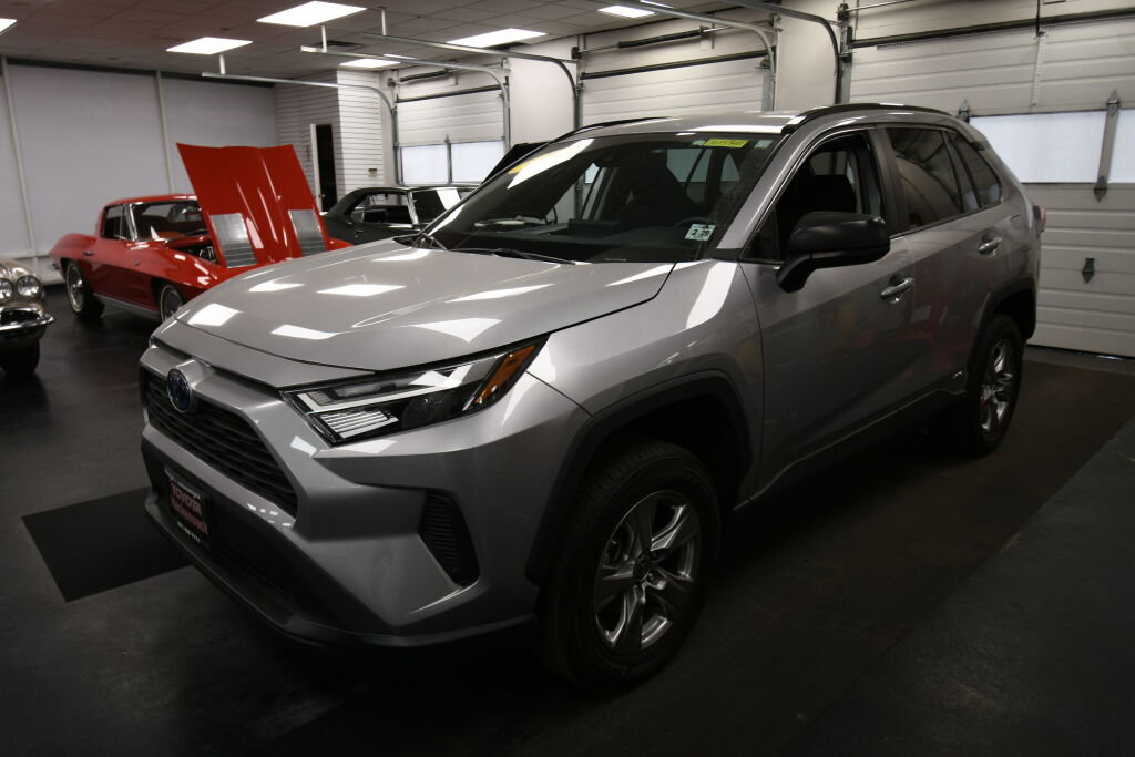 Used 2024 Toyota RAV4 LE AWD/4WD image 4