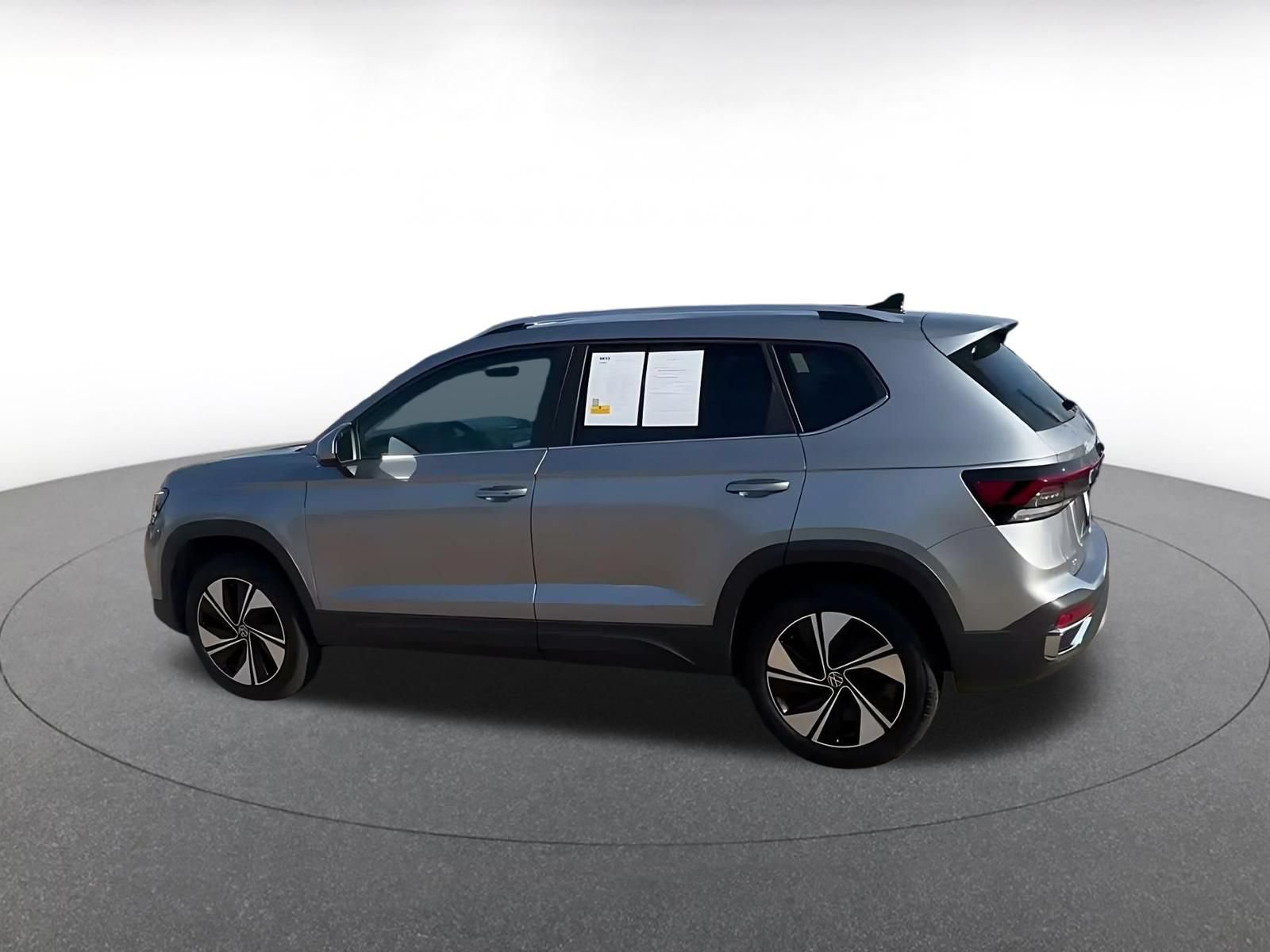 Used 2026 Volkswagen Taos SE AWD/4WD image 9