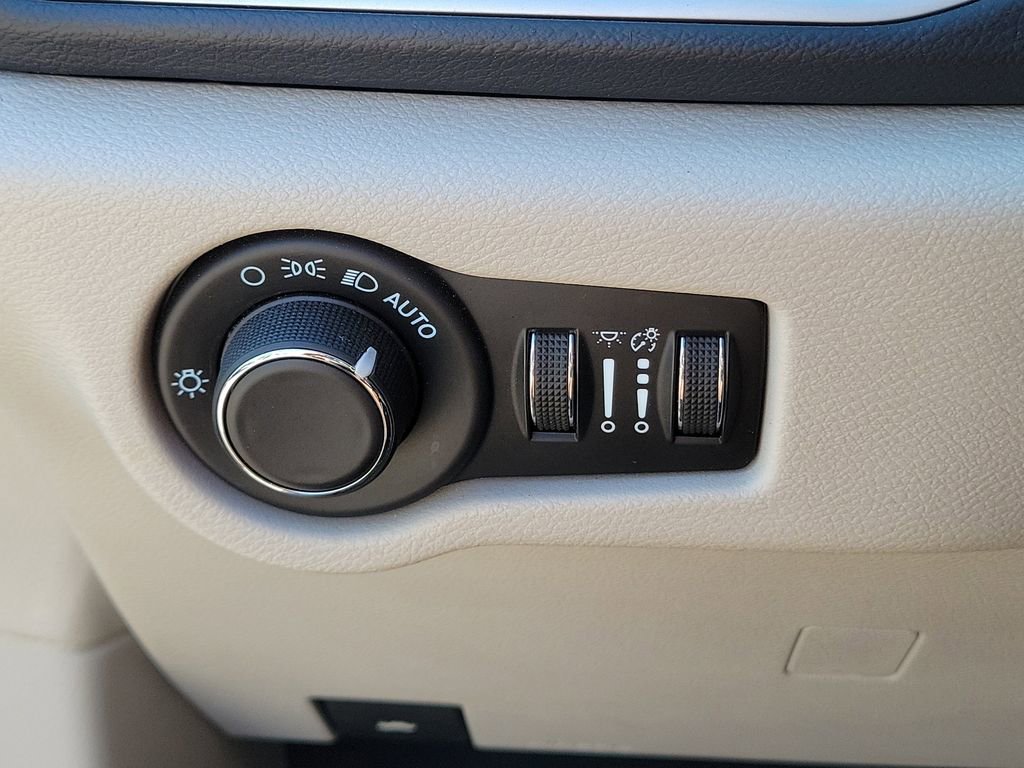 Used 2022 Chrysler Voyager LX image 20